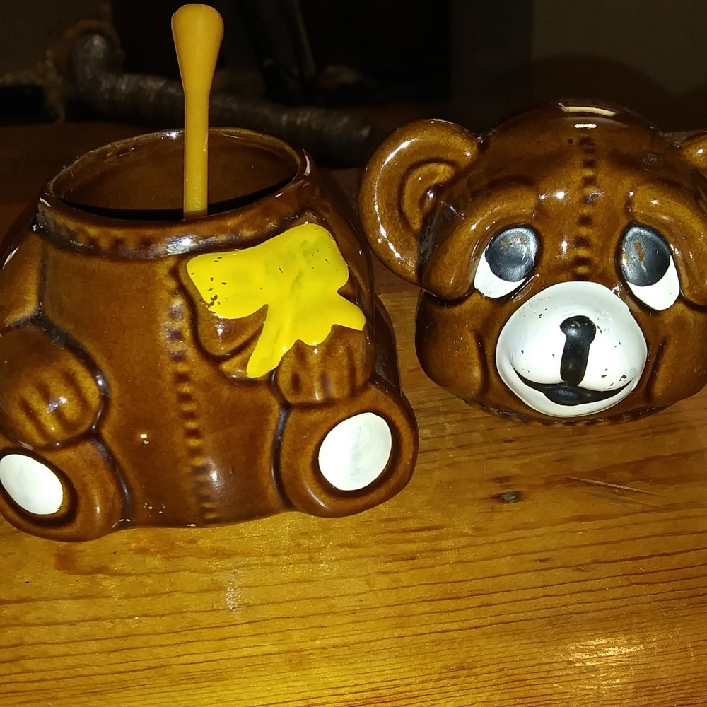 This is a 1982 Houston Foods Honey Bear. Perfect condition no chips or cracks.